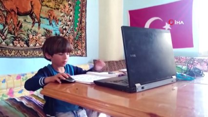 Baba ve kızından örnek davranış...İş yerini sınıf ortamına çevirdiler