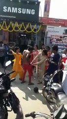 फर्जी किन्नर की जमकर हुई पिटाई, कपड़े की फाड़े