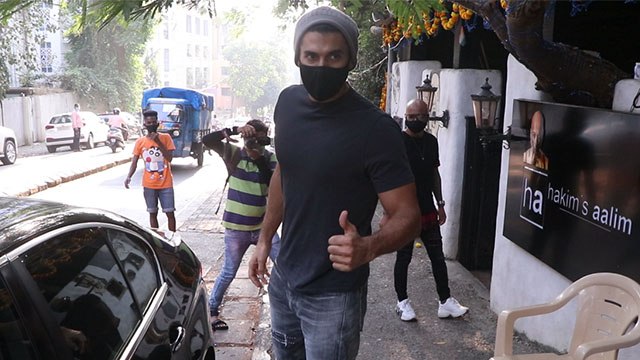 Aditya Roy Kapur मीडिया को दिखाया Thumbs-up; Watch video | FilmiBeat