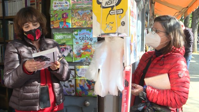 Rosa Montero ejerce de librera por el Día de las Librerías