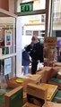 Confinement - Regardez cette libraire à Cannes qui refuse de fermer sa boutique et qui voit débarquer la police: 