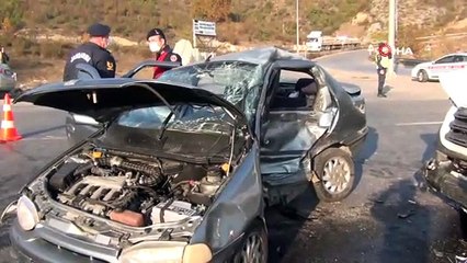 Servis aracıyla otomobil çarpıştı 1'i ağır 7 yaralı