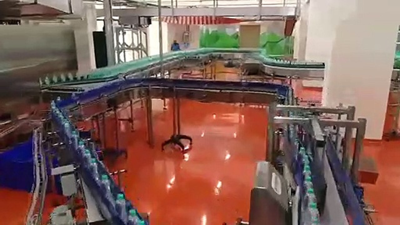 Sistema transportador Deniway de Ferag AG con altura récord en embotelladora Bisleri de India