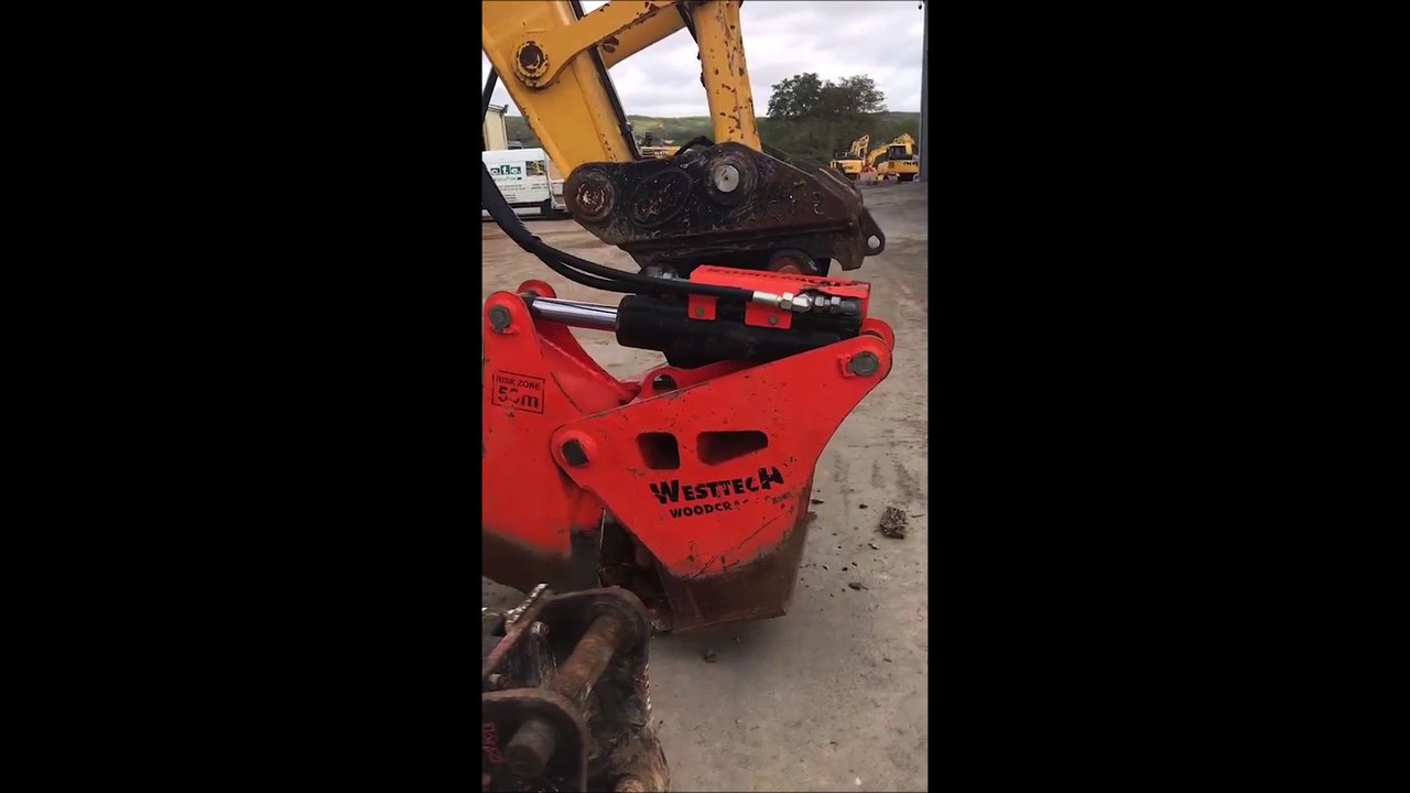 Pelle sur chenilles KOMATSU PC 240 équipée d'une pince croque souche