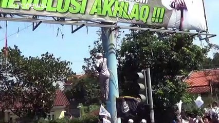 شاهد: استقبال جماهيري ضخم لداعية إسلامي متشدد فر من إندونيسيا بعد قضية مواد إباحية