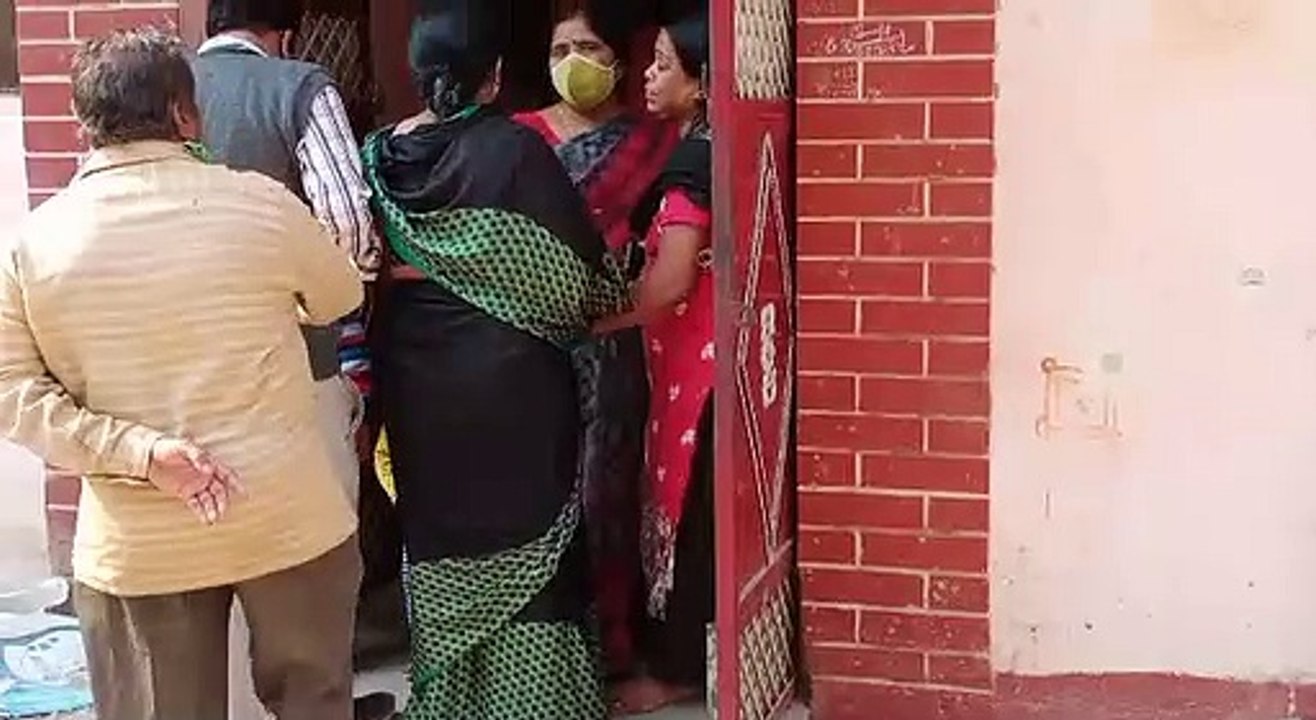 तीसरे माले पर निर्माणाधीन छज्जे से गिरे दंपति, पति की मौत; पत्नी की हालत नाजुक