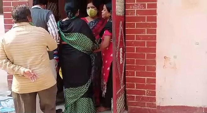 तीसरे माले पर निर्माणाधीन छज्जे से गिरे दंपति, पति की मौत; पत्नी की हालत नाजुक