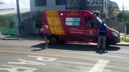 Mulher é socorrida após ser atropelada no Bairro Coqueiral