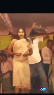 Man trying to funny dance with woman india Homme essayant de danse drôle avec femme Inde