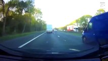 Il se fait doubler par un conducteur très pressé