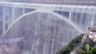 Ce pont Italien se transforme en chute d'eau pendant un orage