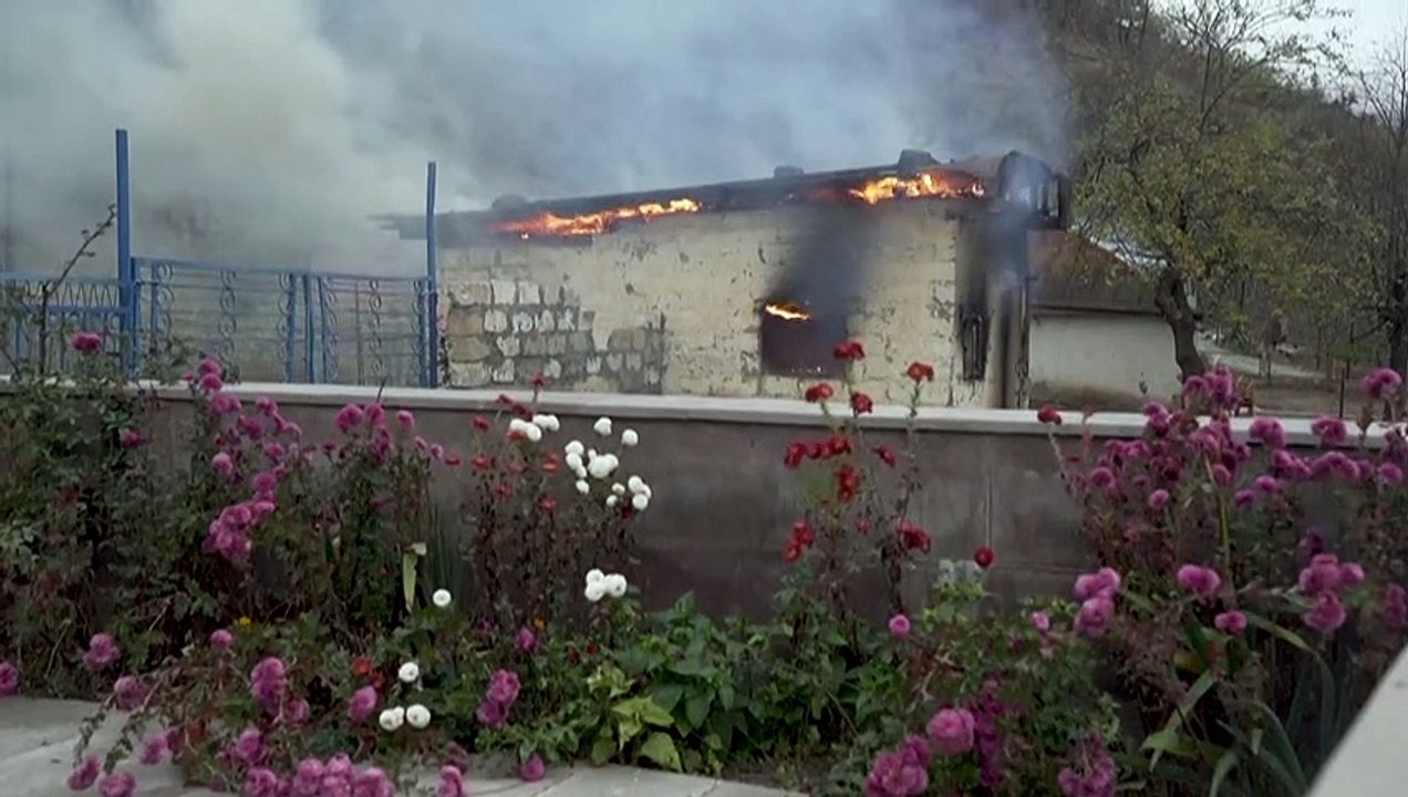 Bergkarabach: Armenier zünden ihre Häuser an und fliehen