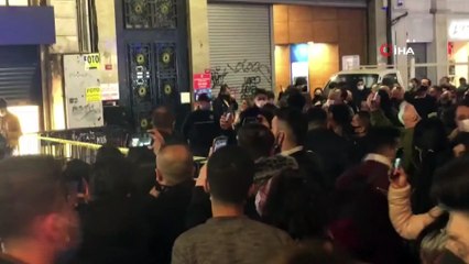 Taksim'de bir pasajın ikinci katına çıkan şahıs elindeki jiletle intihara kalkıştı