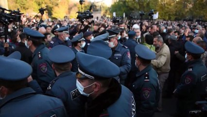 Manifestación multitudinaria en Armenia y desplazados tras acuerdo por Nagorno Karabaj