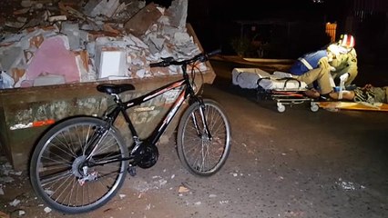 Ciclista bate contra caçamba de lixo e precisa ser socorrido no Bairro XIV de Novembro