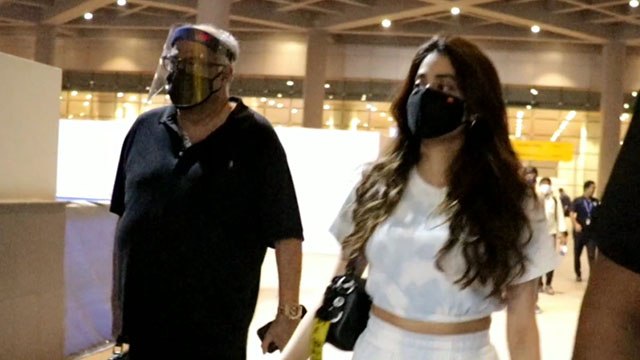 Janhvi Kapoor and Bonney Kapoor Spotted at Airport | FilmiBeat