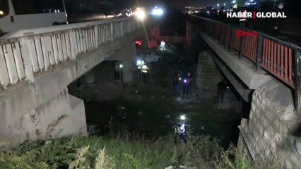 İki otomobil 4 metrelik köprüden aşağı uçtu