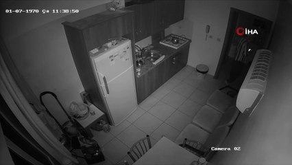 Bu da duyarlı hırsız...Dolaptan alıp su içtiği şişeyi doldurup geri koydu