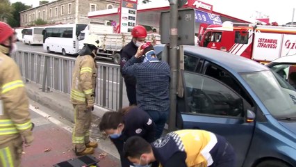 Şişli'de ilginç kaza...Ters yönde seyreden sürücü, çarptığı otomobil ile bariyerler arasında asılı kaldı