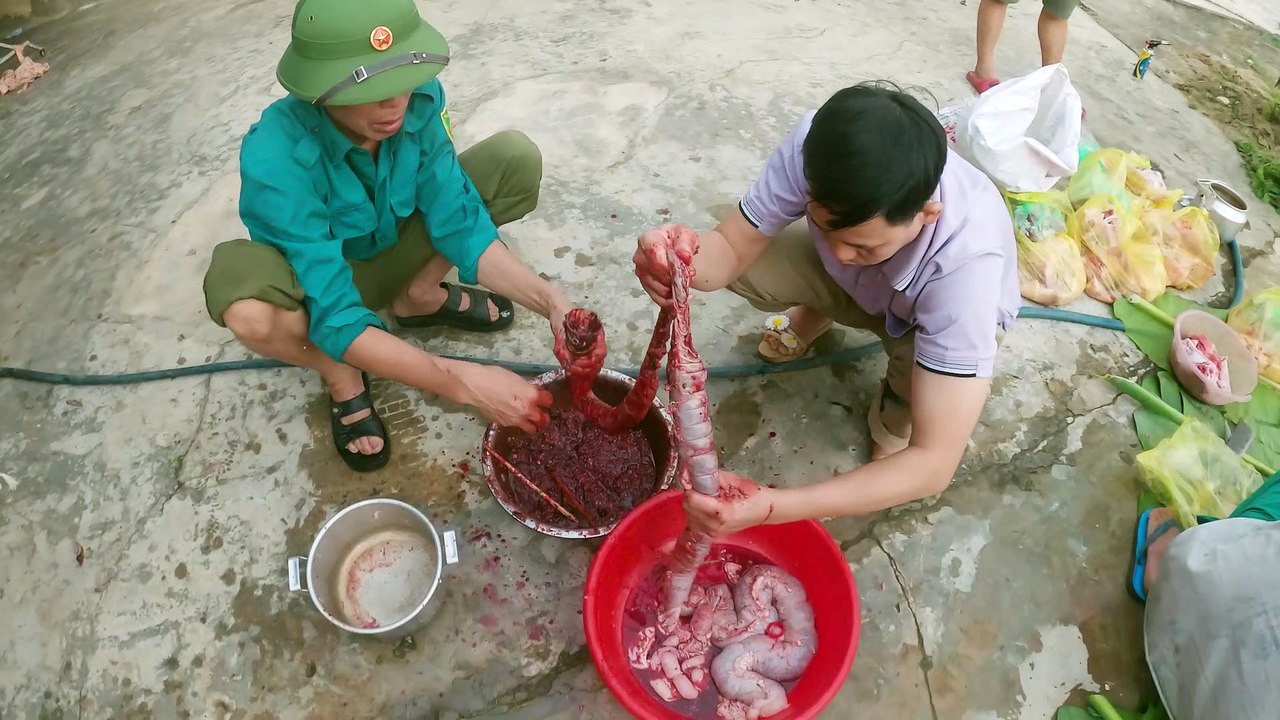 Lòng lợn bản nóng hổi vừa thổi vừa ăn