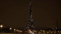 La Torre Eiffel se ilumina en memoria de las víctimas de los atentados terroristas de 2015