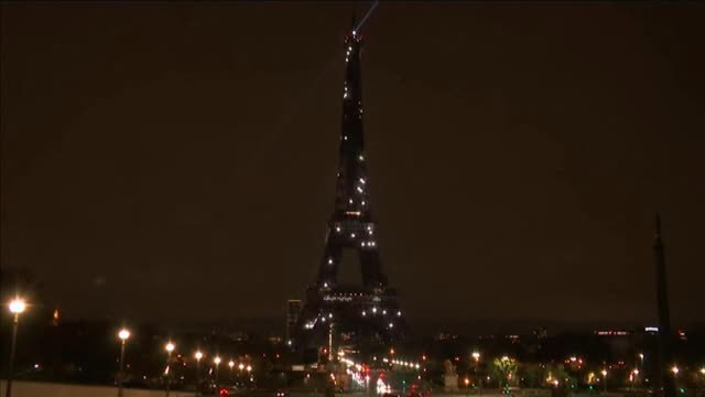 La Torre Eiffel se ilumina en memoria de las víctimas de los atentados terroristas de 2015
