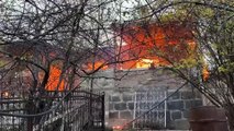 Nagorno-Karabakh: gli armeni di Karvachar bruciano le loro case prima di andarsene