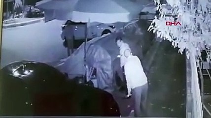 Manav tezgahına idrarını yaptığı an güvenlik kamerasında