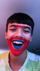 Chanter ave un maquillage rouge et bleu