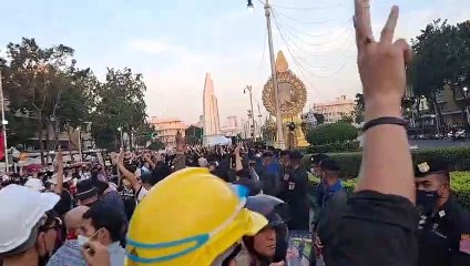 ม็อบหันหลังชู 3 นิ้ว ให้ขบวนเสด็จฯ