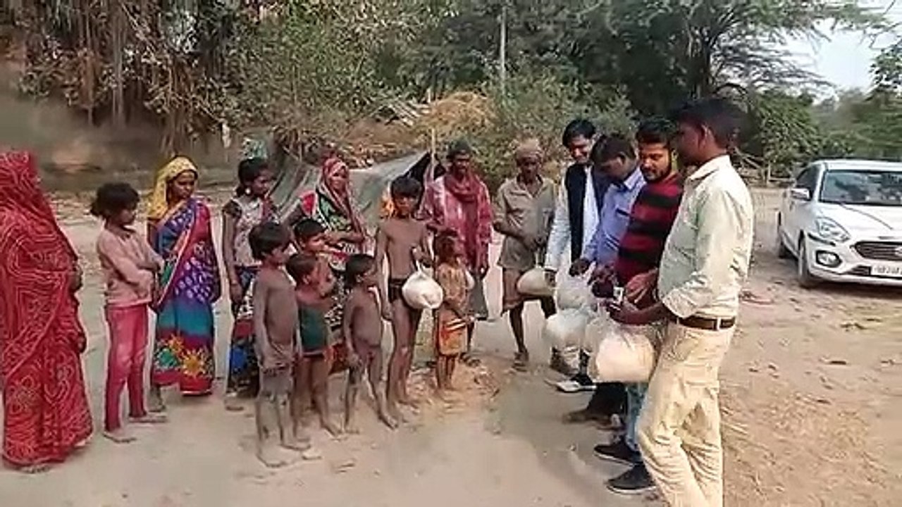 झोपड़ी तक पहुंचे अपना दल के कार्यकर्ता, पोंछे गरीबों के आंसू