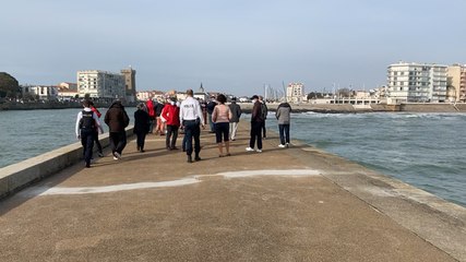Une foule dispersée par la police à l’arrivée de Jérémie Beyou