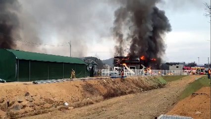 용인 고물상 공터서 폭발 추정 화재...2명 사상 / YTN