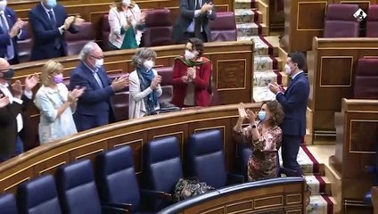 Calvo critica la "irresponsabilidad" del PP y Casado afea el pacto con Bildu