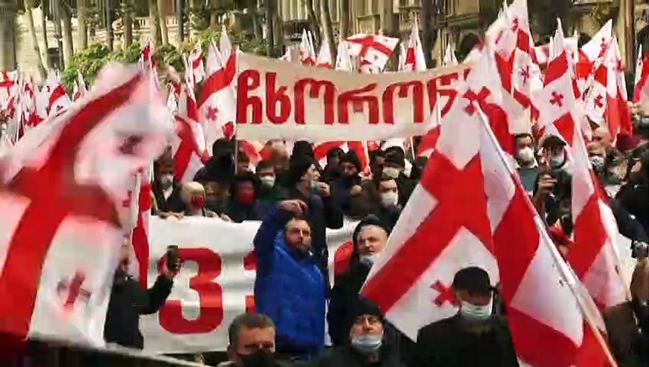 Multitudinaria manifestación de la oposición georgiana para pedir la repetición de las elecciones