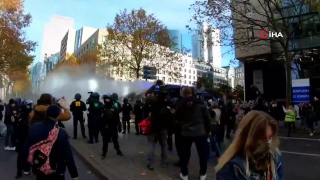 - Frankfurt’ta Covid-19 önlemleri karşıtı protestoya polis müdahalesi