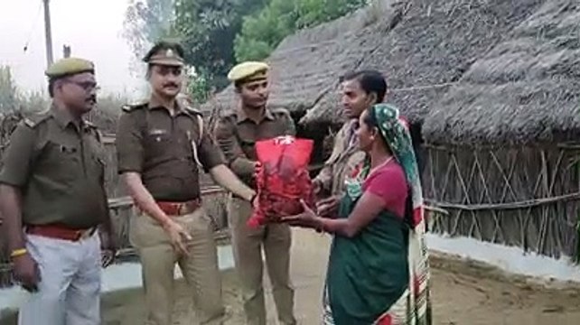 बांकेगंज चौकी इंचार्ज की सराहनीय पहल, दीपावली में गरीबों को दी जरूरत की सामग्री
