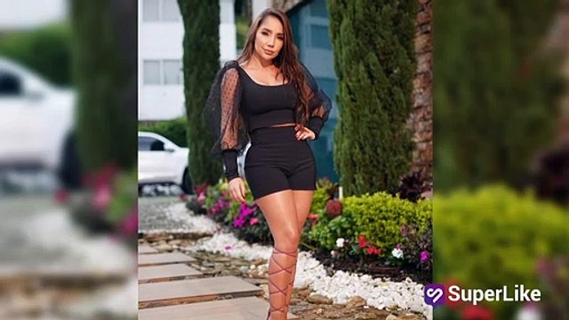 Paola Jara se abrió el pantalón y dejó a la vista su ropa interior