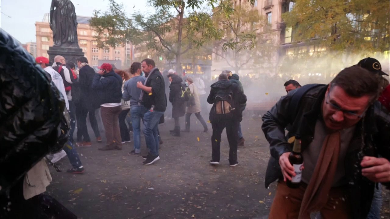 Polizei setzt Wasserwerfer bei "Querdenken"-Demonstration in Frankfurt ein
