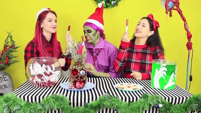 ¡La Abuela Es Un Zombi! ¡13 Trucos Navideños De Zombis!