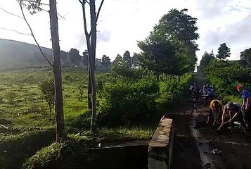 Warga Pandansari Gotong Royong Bersihkan Jalan Berlumpur