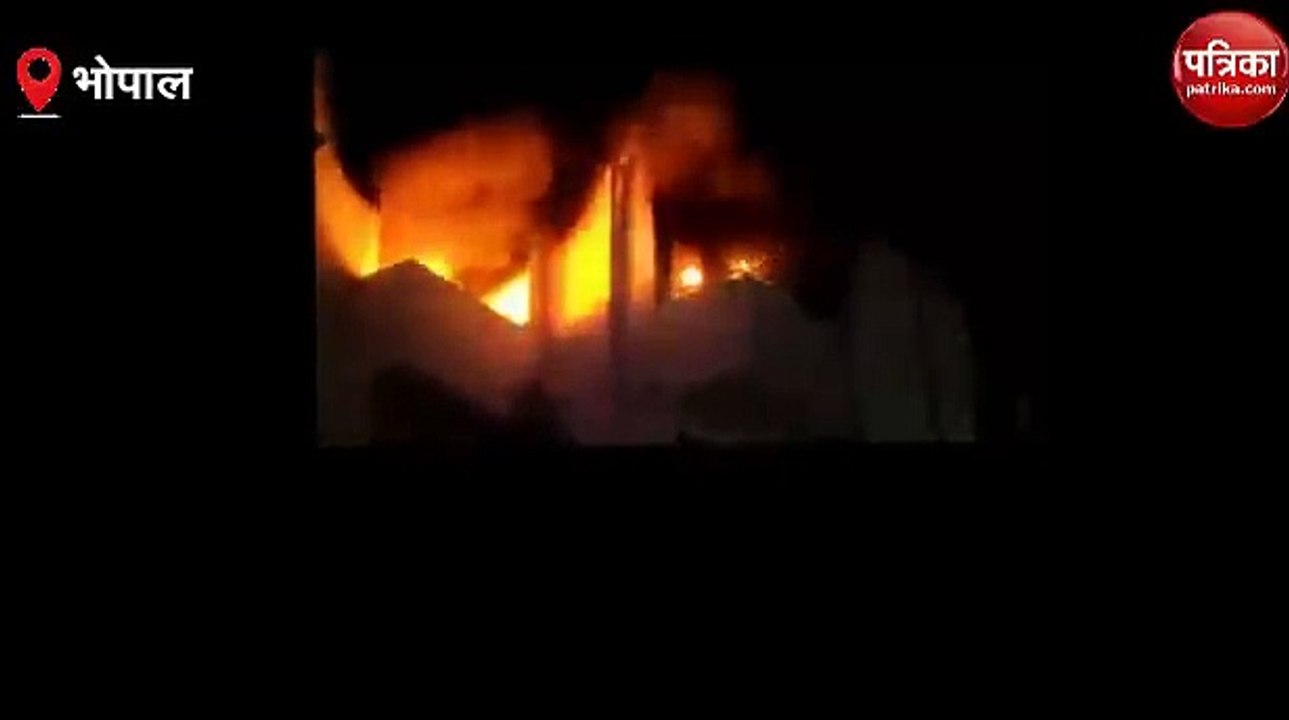 VIDEO: देर रात अपार्टमेंट में लगी आग, घंटो की म...