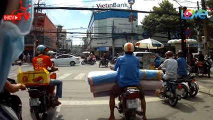Chở hàng bằng xe máy chồng chất lạng lạch và hiểm họa gây tai nạn cho người đi đường 