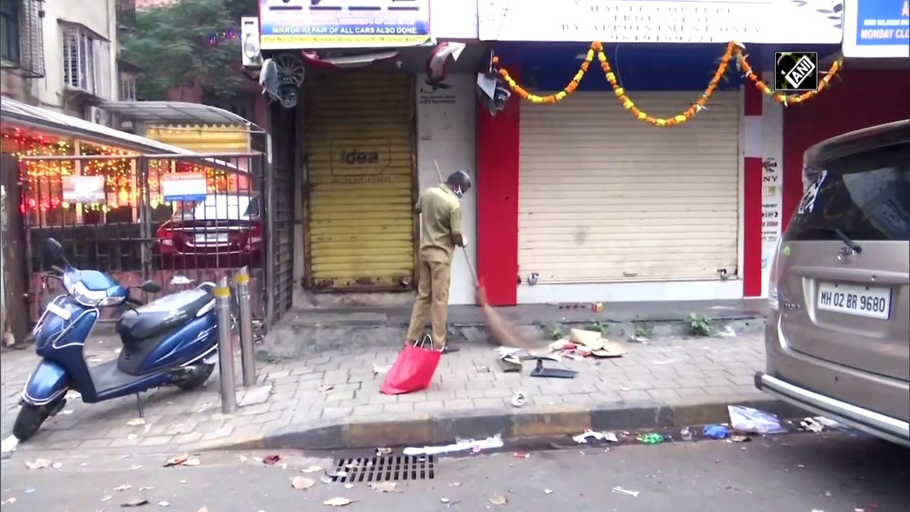 Firecracker waste layers Mumbai roads