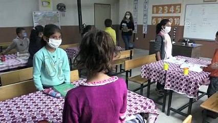 Köy çocuklarını geleceğe hazırlayan fedakar öğretmenler, köylülerin de gönlüne dokunuyor (1) - MUŞ