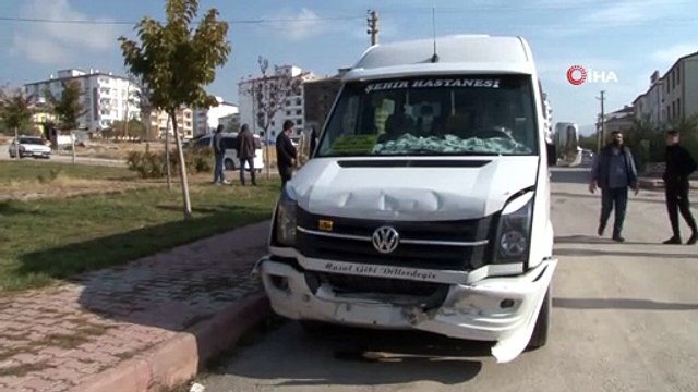 Minibüs ile hafif ticari araç çarpıştı: 4 yaralı