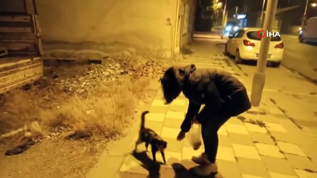 Ortaokul öğrencisinden örnek davranış...Biriktirdiği harçlıklarıyla sokak hayvanlarına mama alıyor