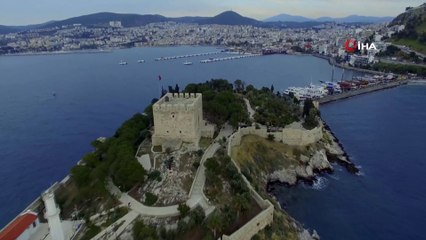 Tarihi Güvercinada’nın doğal çiçekleri açmaya başladı