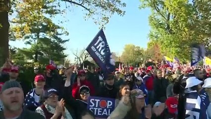 Manifestantes a favor e contra Trump confrontam-se em Washington
