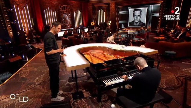 Grand Corps Malade en duo avec Quentin Mosimann dans l'émission On est presque en direct sur France 2.
